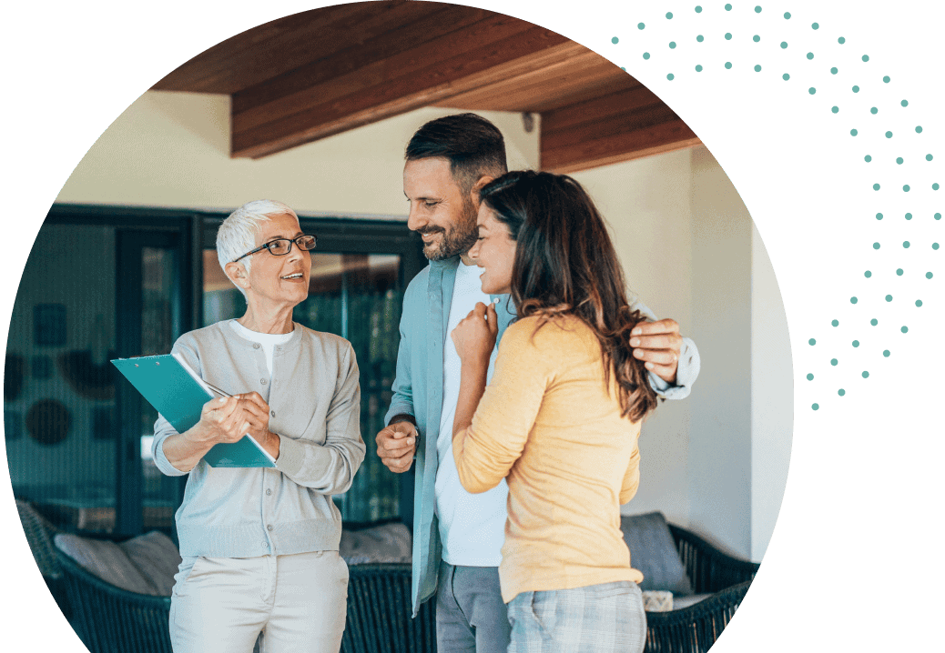 real estate agent working with a California couple after learning the steps to getting their real estate 许可证